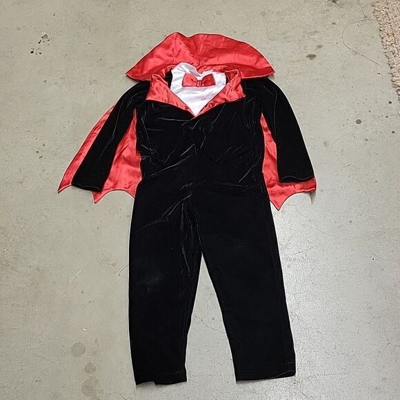 Count Dracula, vampire velour Costume, one piece with cape (Childs sz 3-4) - Picture 1 of 6